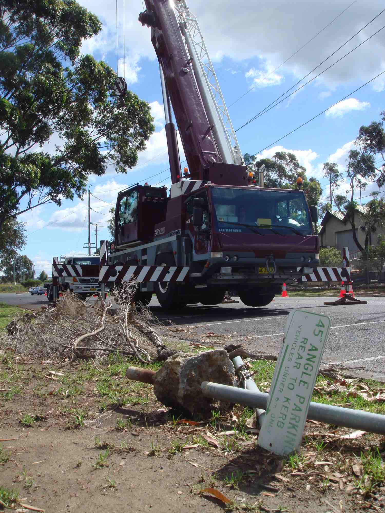 Australia, Big crane parked ready to use. Une grande gure prete à l'emploi sur un shoot en Australie